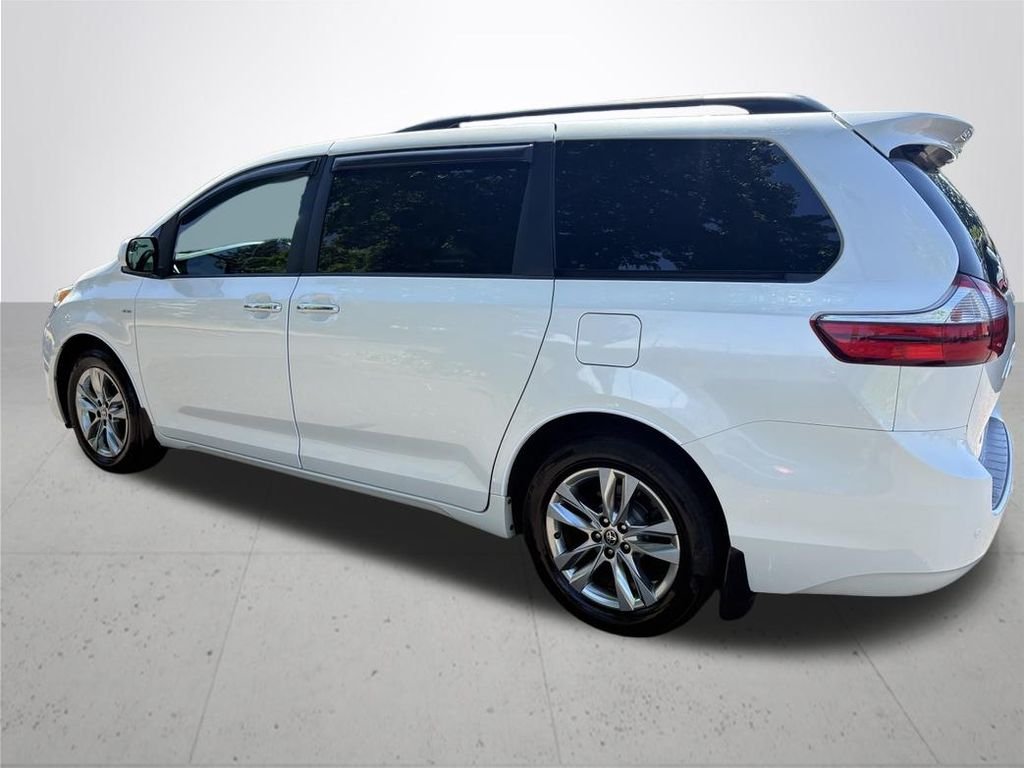 Used 2017  Toyota XLE image 9