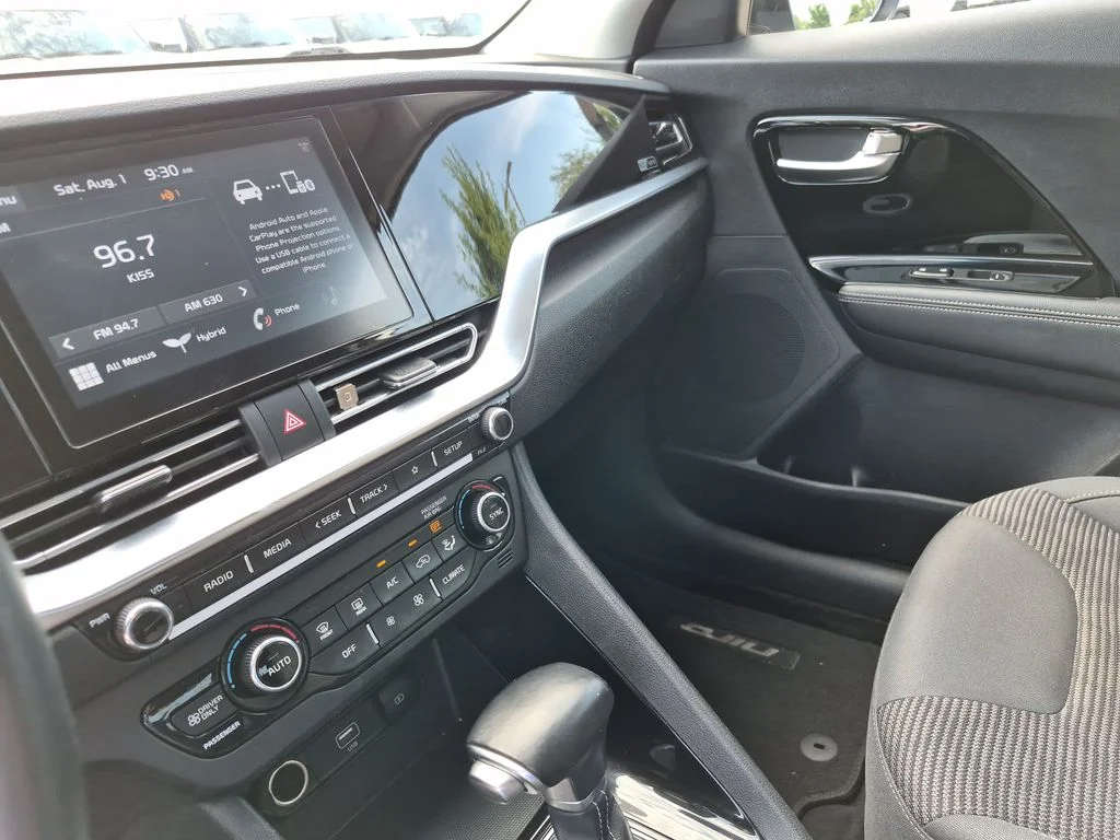 Used 2020 White Kia LXS image 25