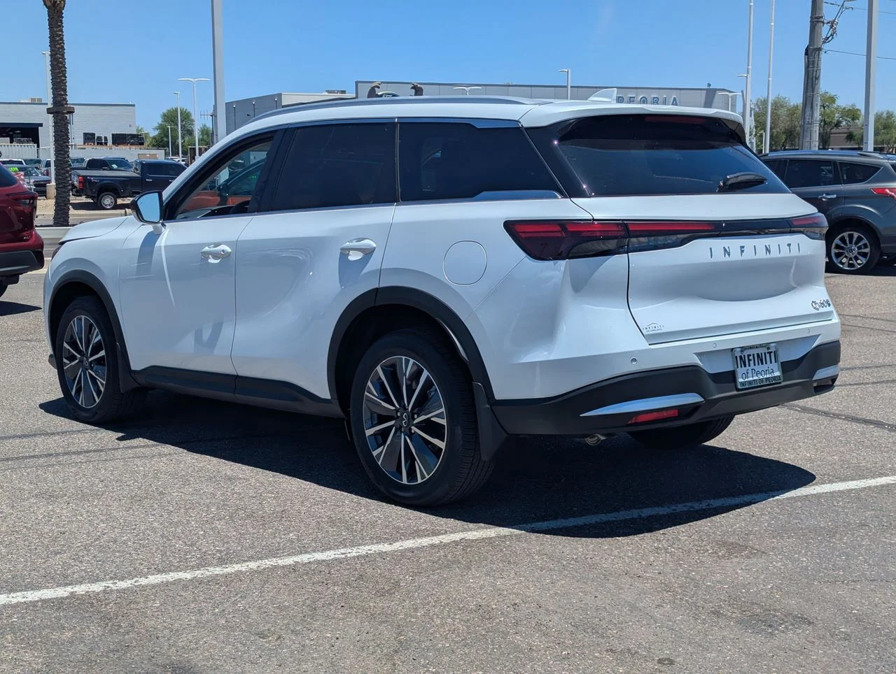 Used 2027 RADIANT WHITE INFINITI Luxe AWD image 3