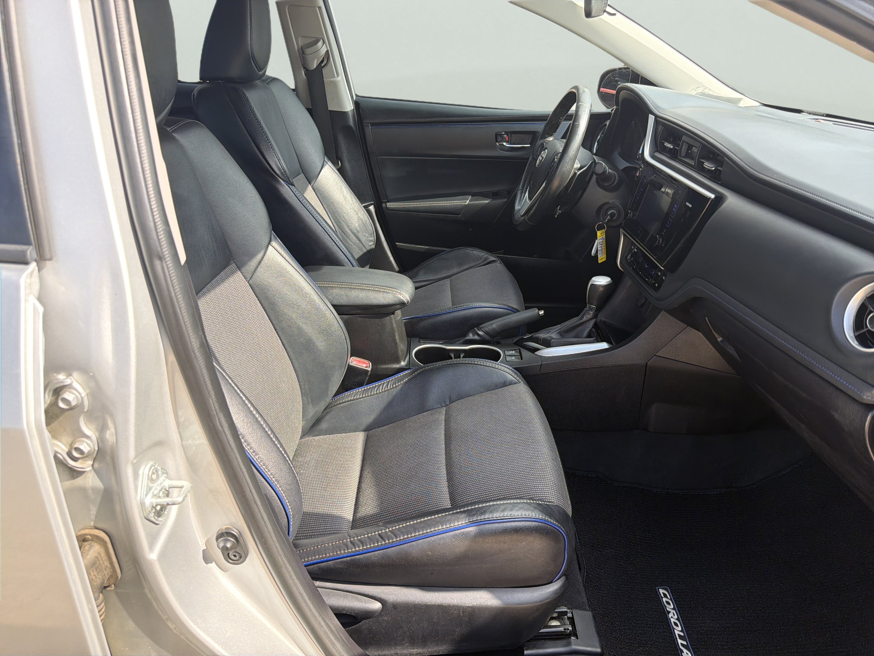 Used 2017 Silver Toyota SE image 16
