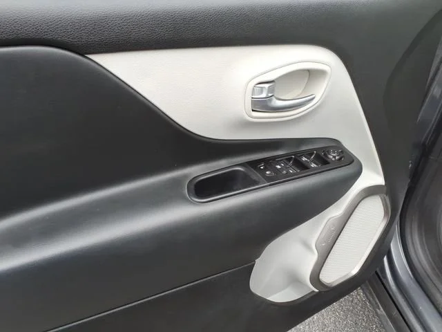 2022 Jeep Renegade Latitude - Photo 12