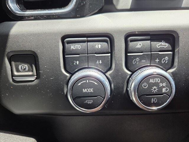Used 2022 White Frost Tricoat GMC Denali image 12