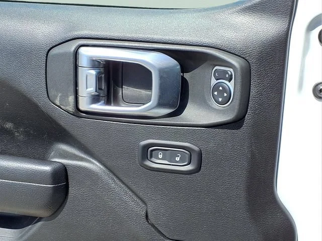 Used 2025  Jeep Rubicon image 18