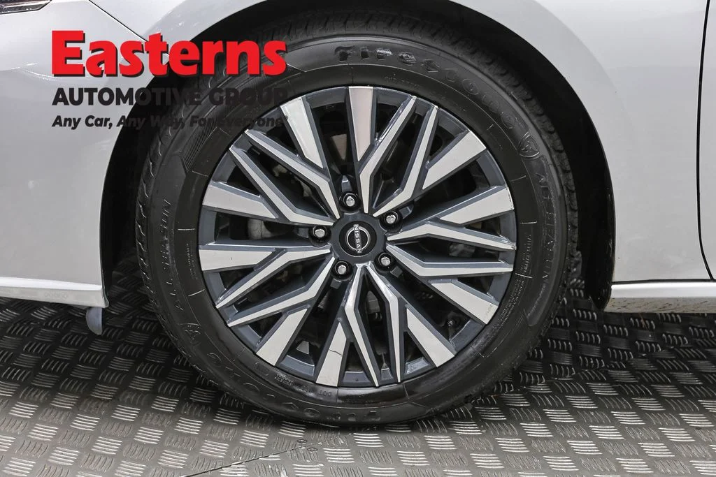 Used 2024 Silver Nissan 2.5 SV image 32