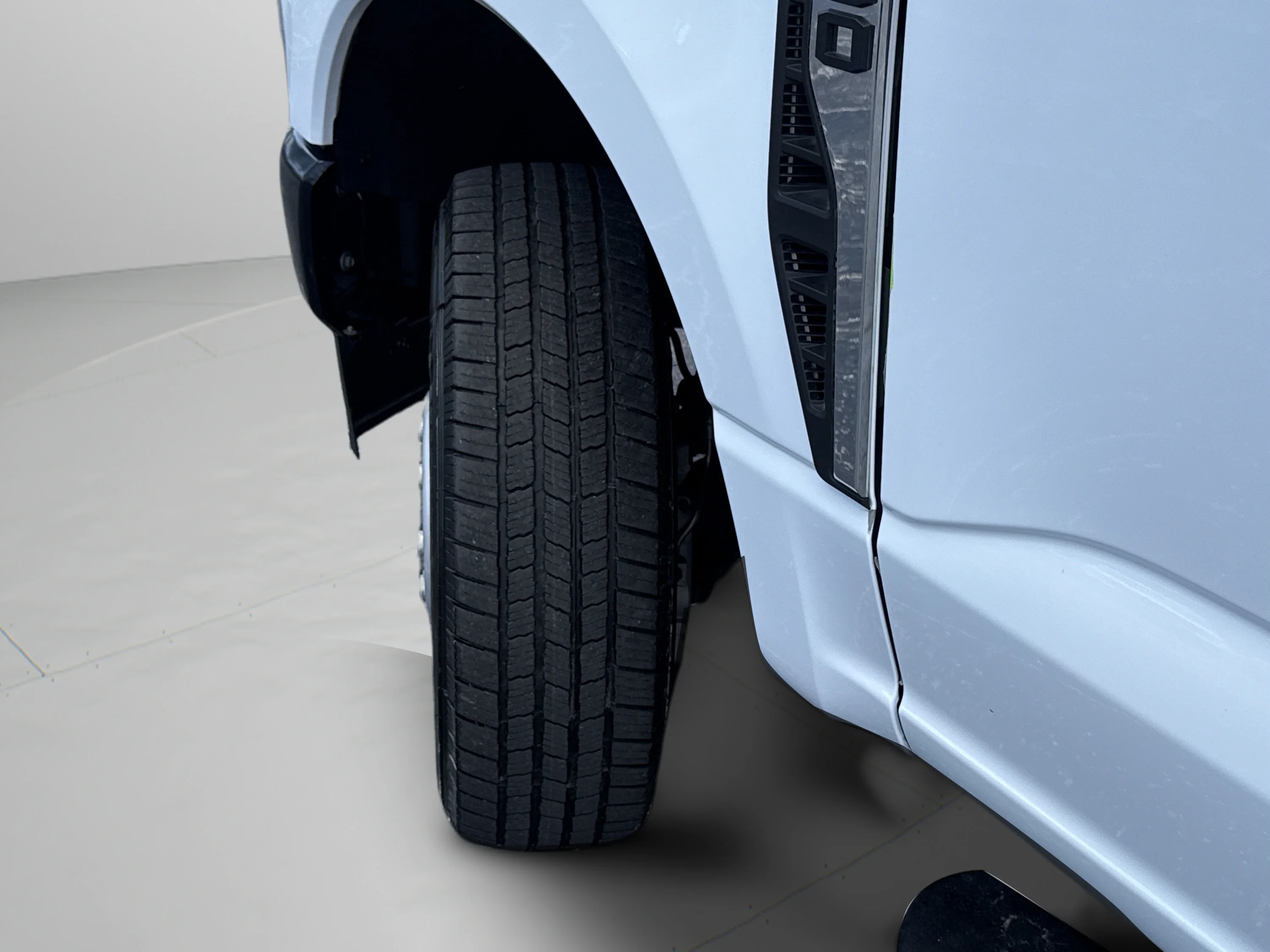 Used 2025 Oxford White Ford XL image 46