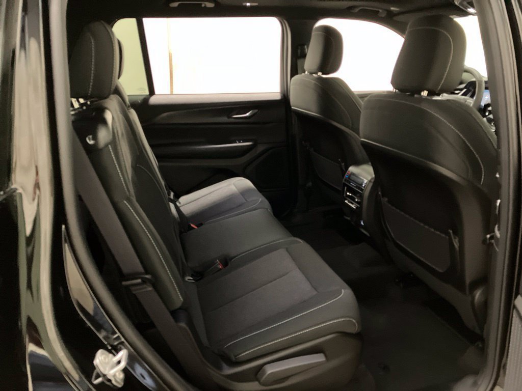 New 2026 Diamond Black Crystal Pearl-Coat Exterior Paint Jeep Laredo X image 17