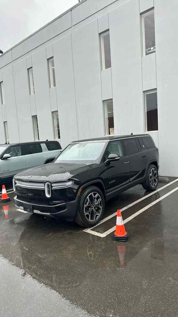 2025 Rivian R1S Adventure Dual Standard's photo