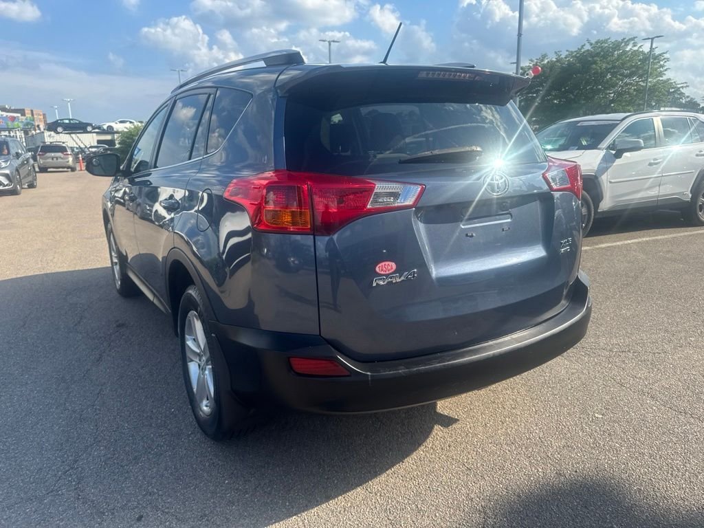 Used 2013 Blue Toyota LE image 5