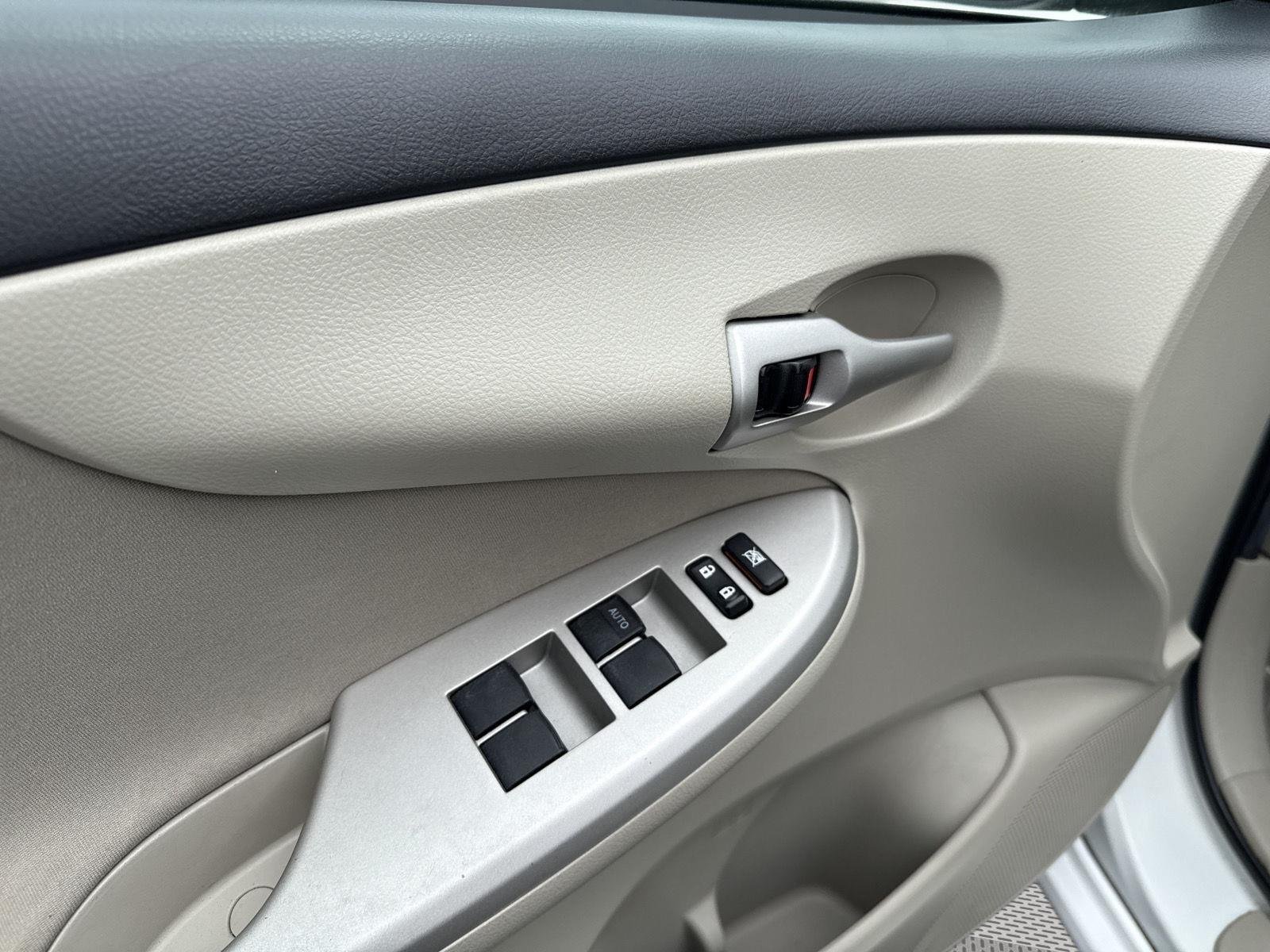 Used 2013 Super White Toyota LE image 17