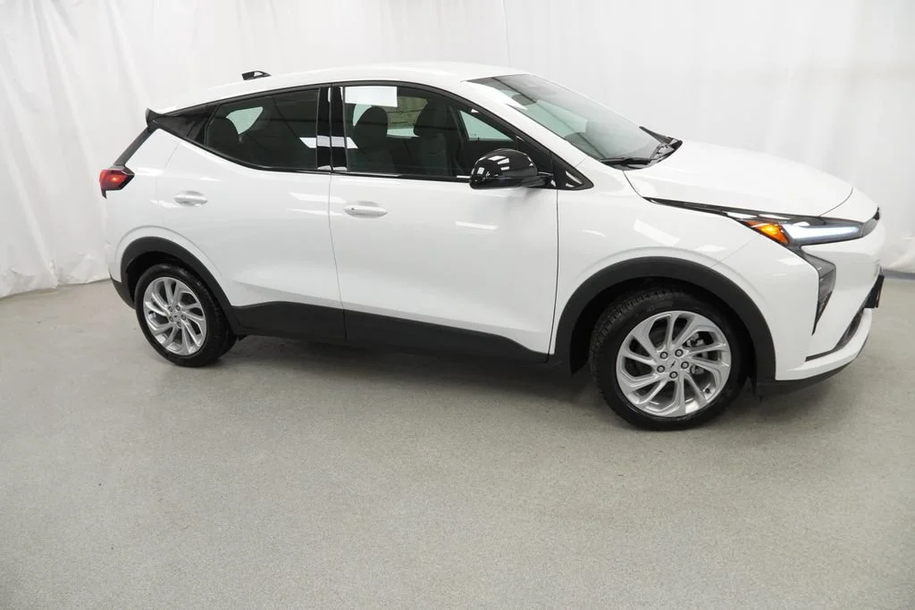 New 2027 Summit White Chevrolet LT image 34