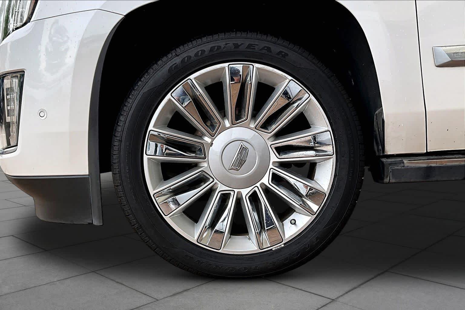 Used 2020 Crystal White Tricoat Cadillac Platinum image 9