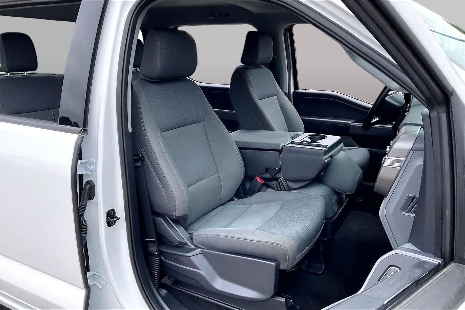 Used 2025 Oxford White Ford XLT image 9