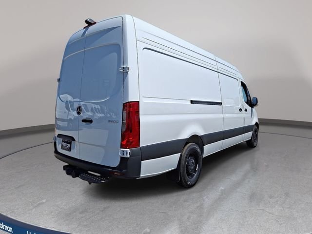New 2026 Arctic+White Mercedes-Benz Cargo 170 WB image 5