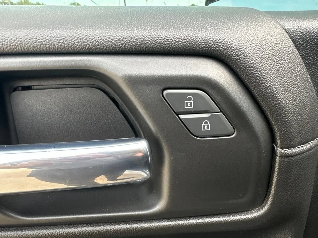 Used 2022 Iridescent Pearl Tricoat Chevrolet LT image 9