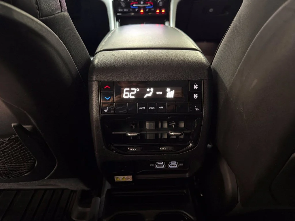 Used 2023 Diamond Black Crystal Pearlcoat Jeep Limited image 19