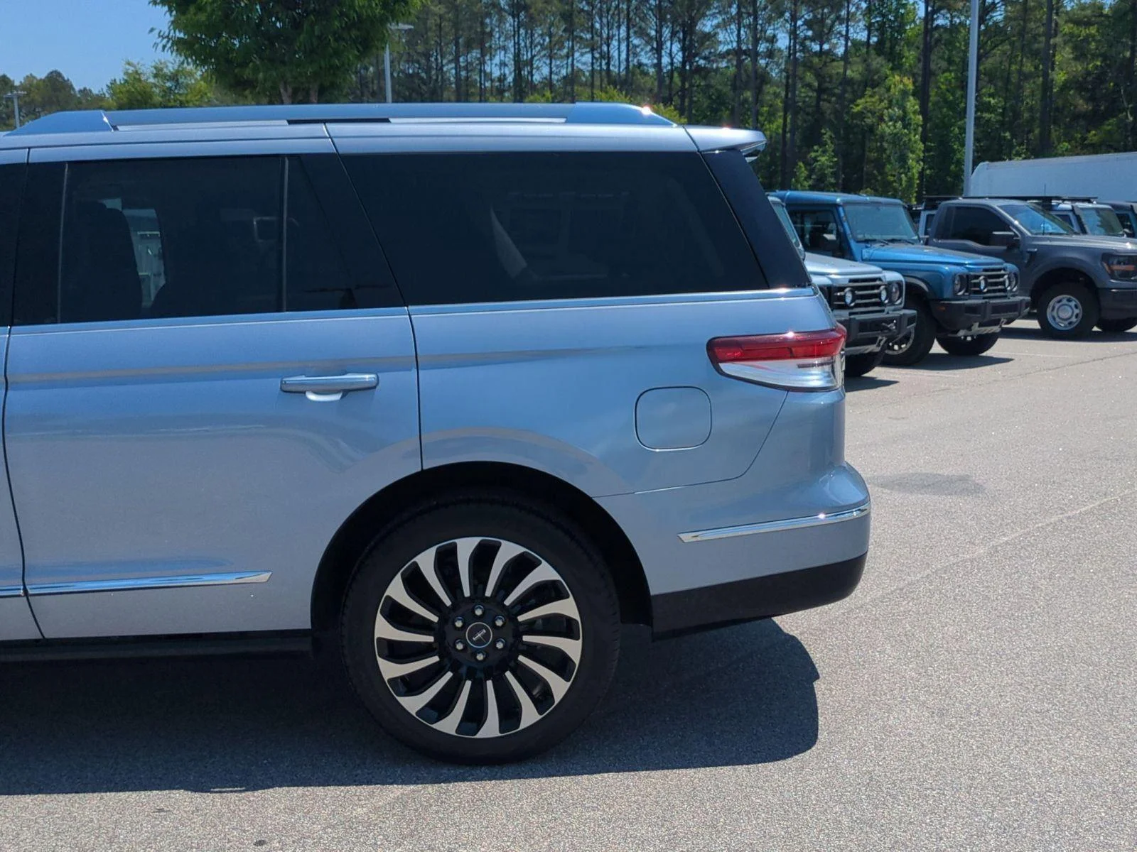 Used 2022 Chroma Crystal Blue Metallic Premium Colorant Lincoln Black Label image 11
