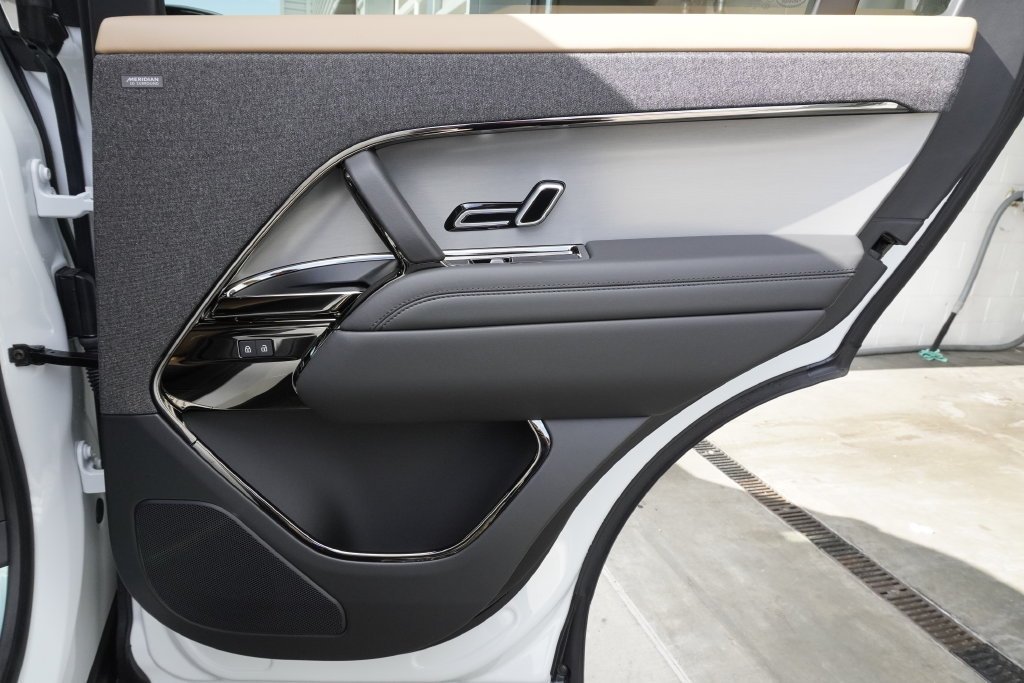 New 2026 Fuji White LAND ROVER Dynamic SE image 25