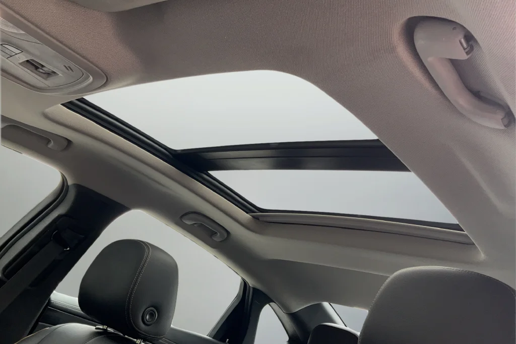 Used 2018 Red Chevrolet Premier image 17
