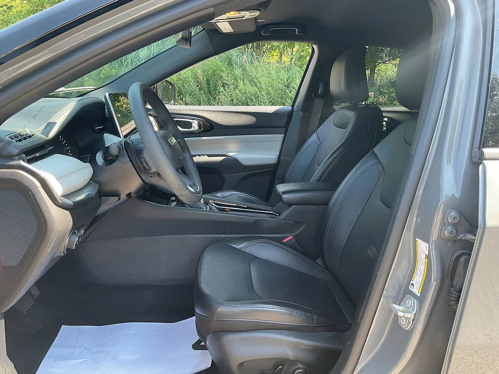 Certified Used 2023  Jeep Limited image 8