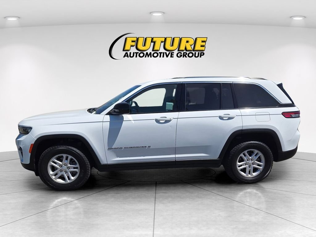 Used 2023 White Jeep Laredo image 7