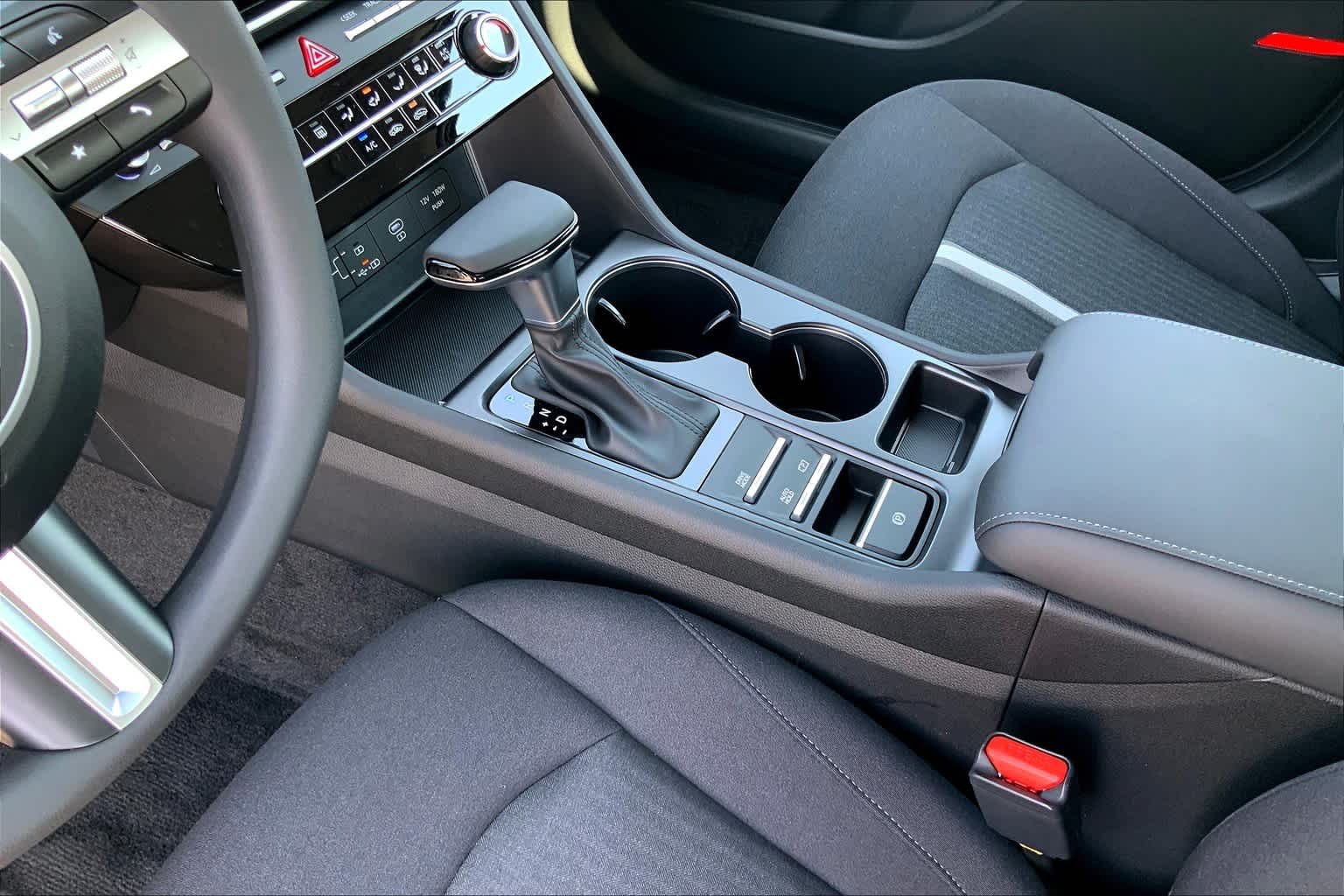 Used 2025 Aero Silver Hyundai SE image 7