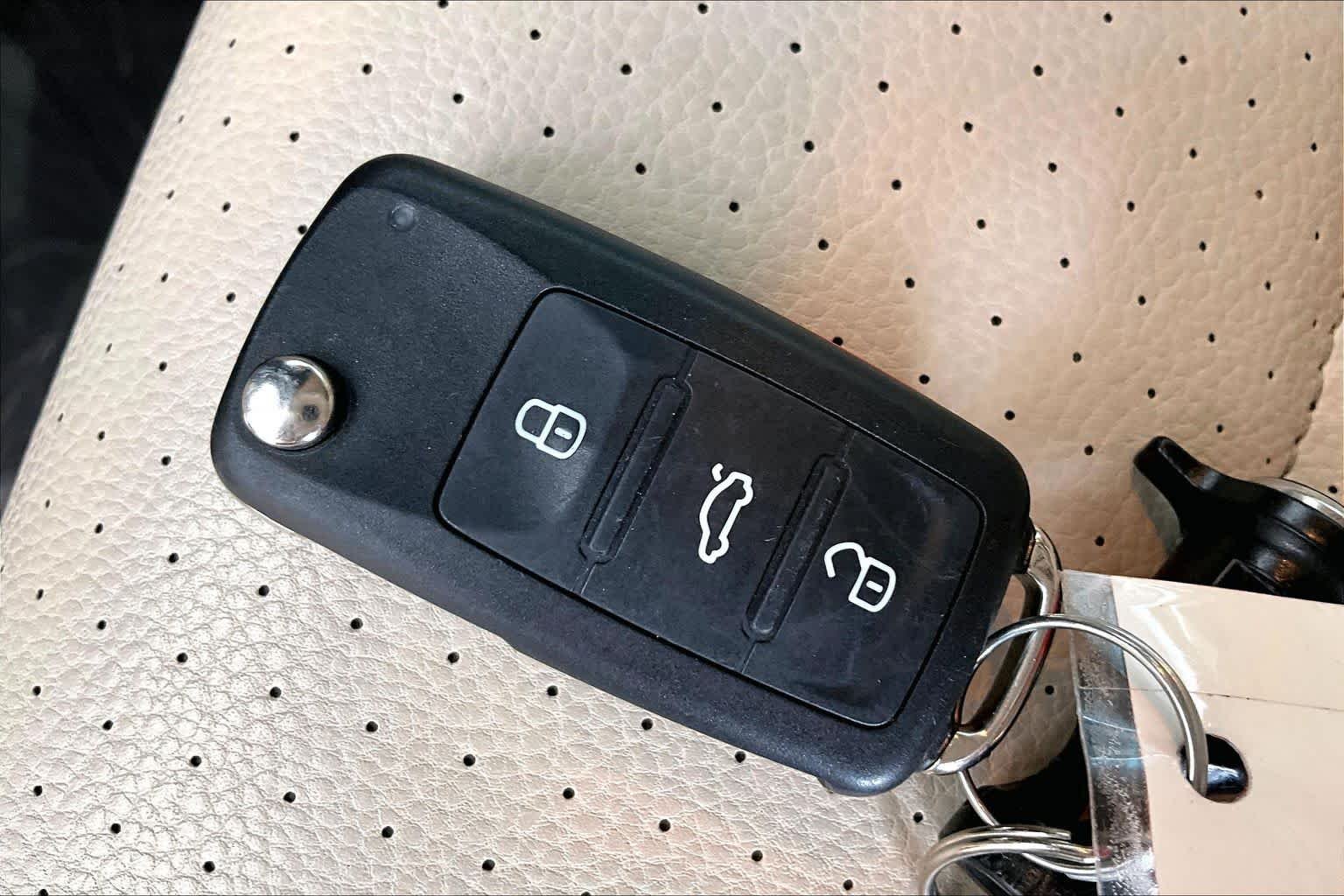 Used 2017  Volkswagen  image 15