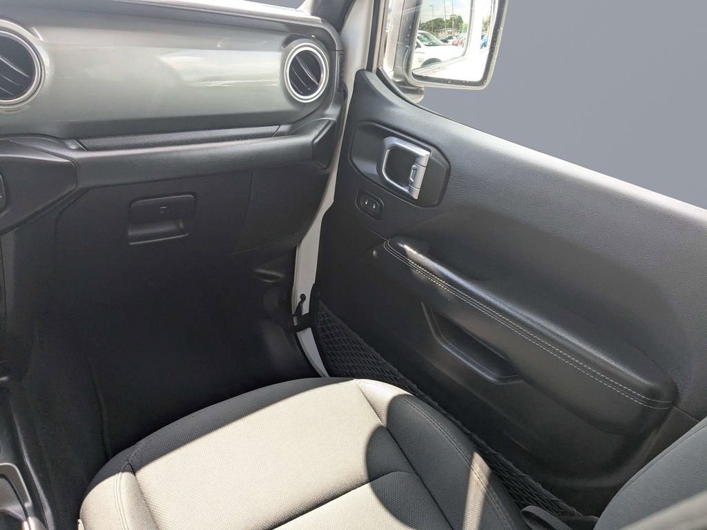 Used 2023 White/off-white Jeep Sahara image 16