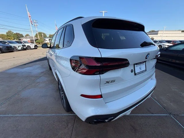 Used 2024 White BMW xDrive40i image 3