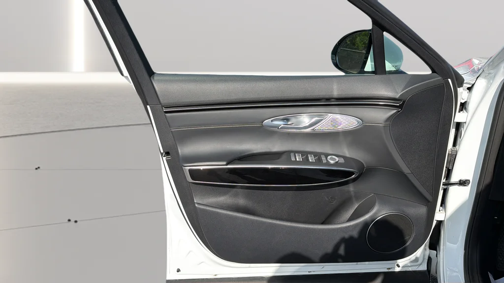 Used 2025 White Genesis 2.5T image 20