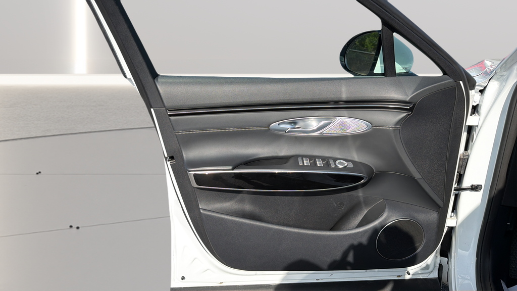 Used 2025 White Genesis 2.5T image 20