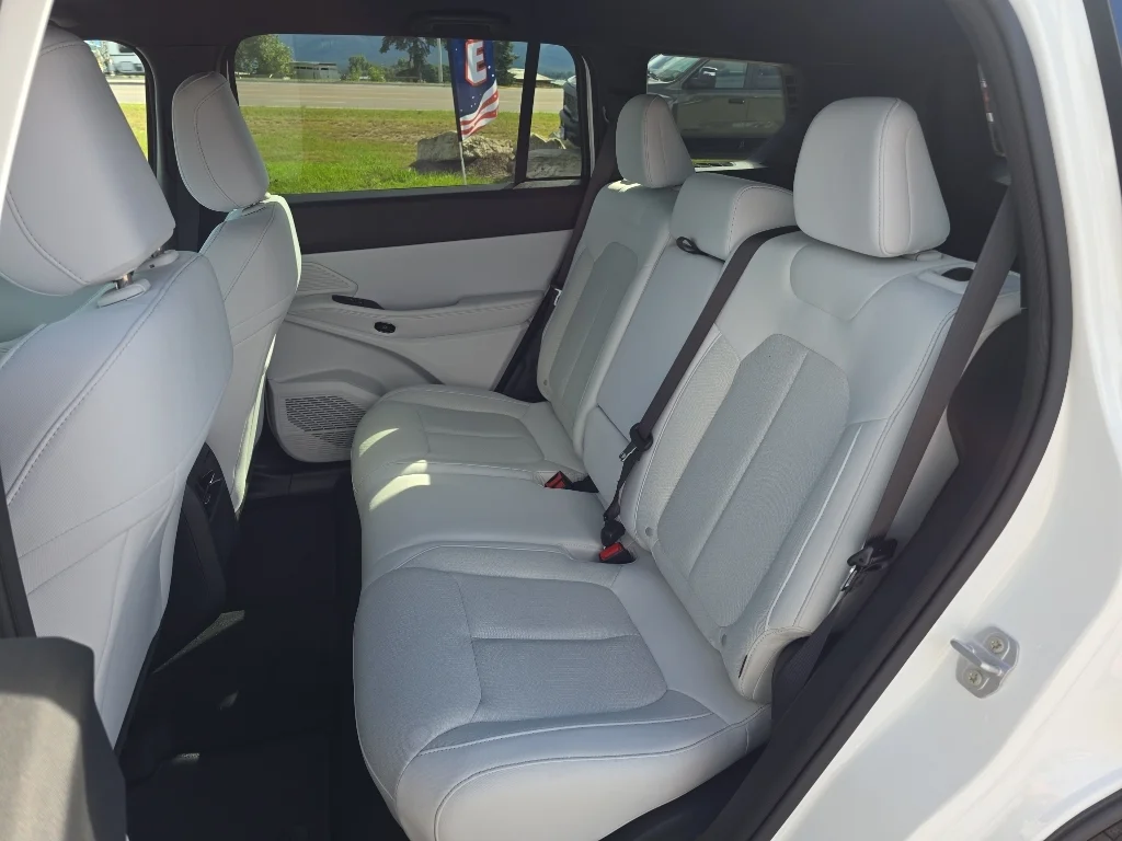 New 2026 Bright White Clear-Coat Exterior Paint Jeep Laredo image 23