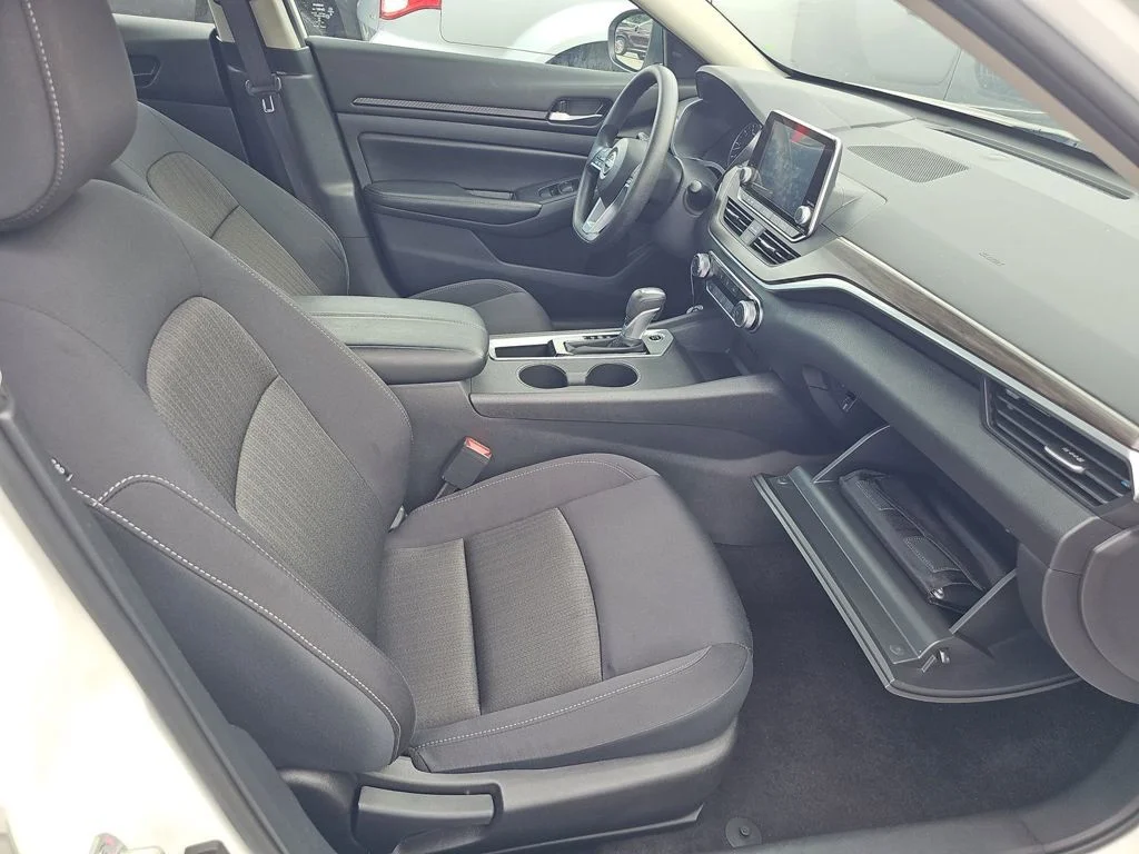 Used 2025 White Nissan 2.5 SV image 6
