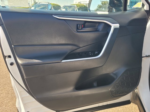 Used 2025 White Toyota LE image 18