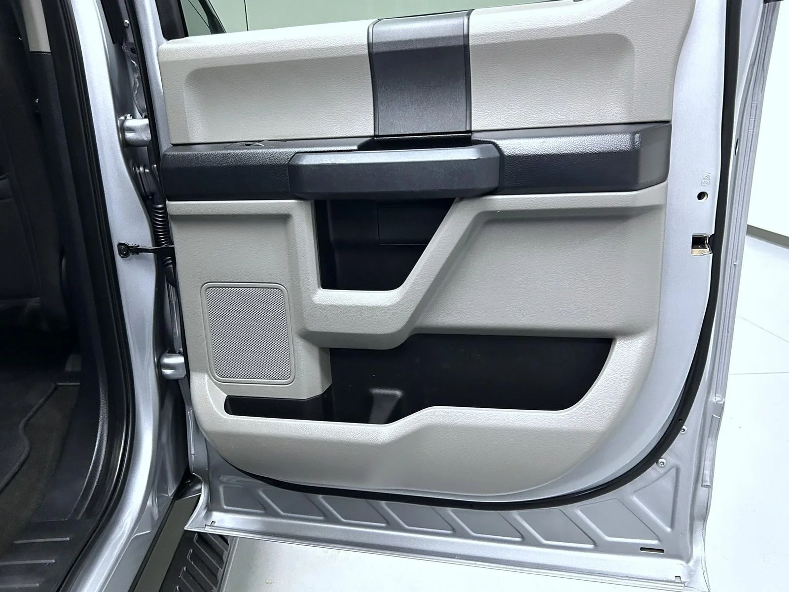 Used 2020 Silver Ford XL image 17