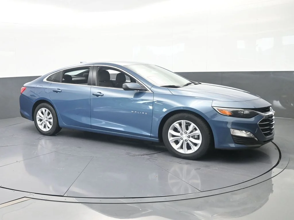 Used 2025 Lakeshore Blue Metallic Chevrolet LT image 7