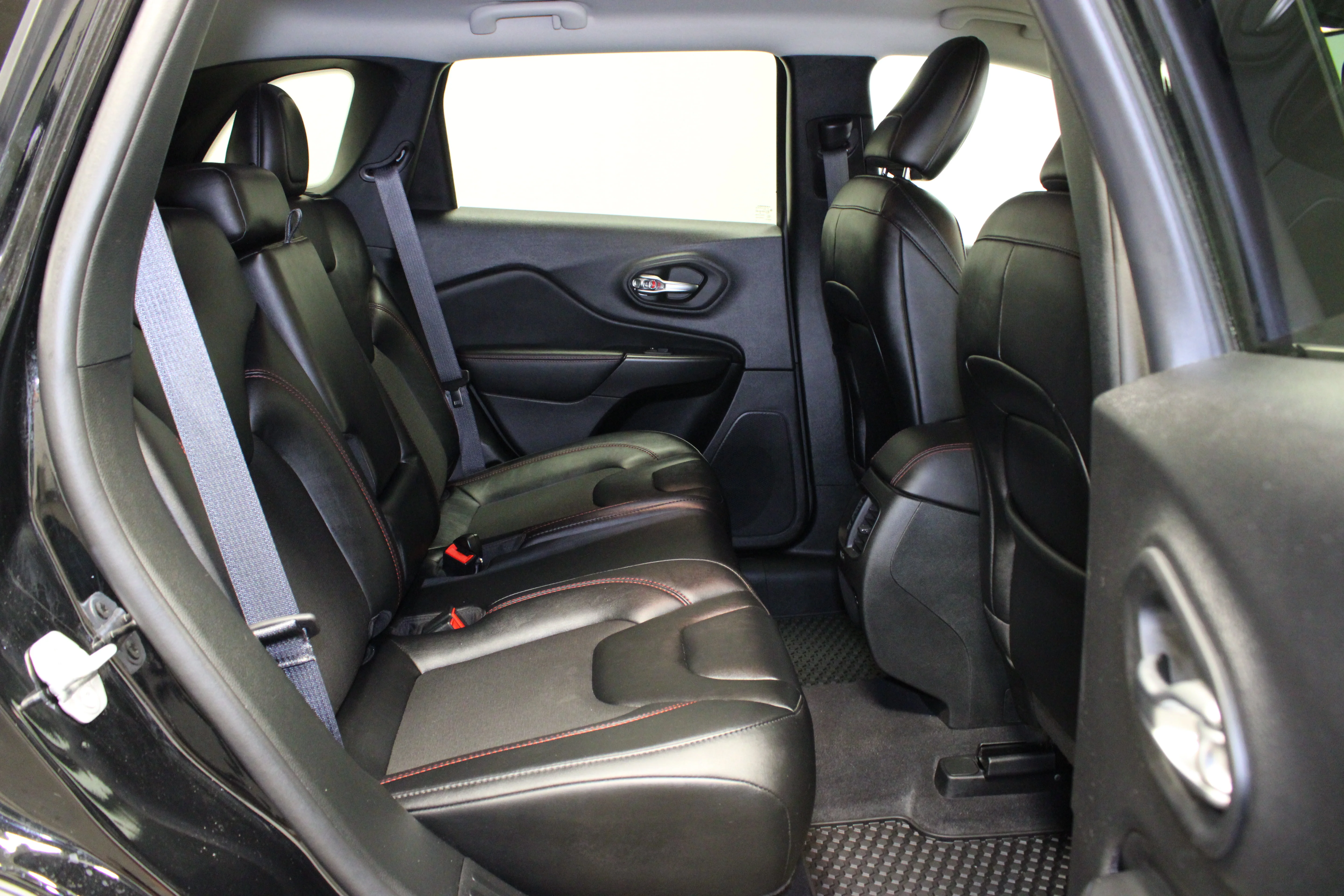 Used 2022 Diamond Black Crystal Pearlcoat Jeep Trailhawk image 13