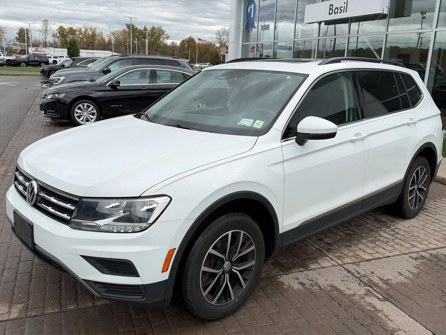 Used 2021 Pure White Volkswagen SE image 3