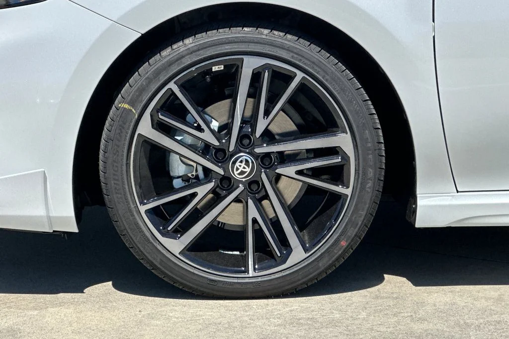 New 2026 Wind Chill Pearl with Midnight Black Metallic roof <sup>1</sup> Toyota  XSE image 23