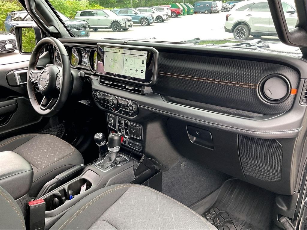 Used 2024 Black Clearcoat Jeep Mojave image 13