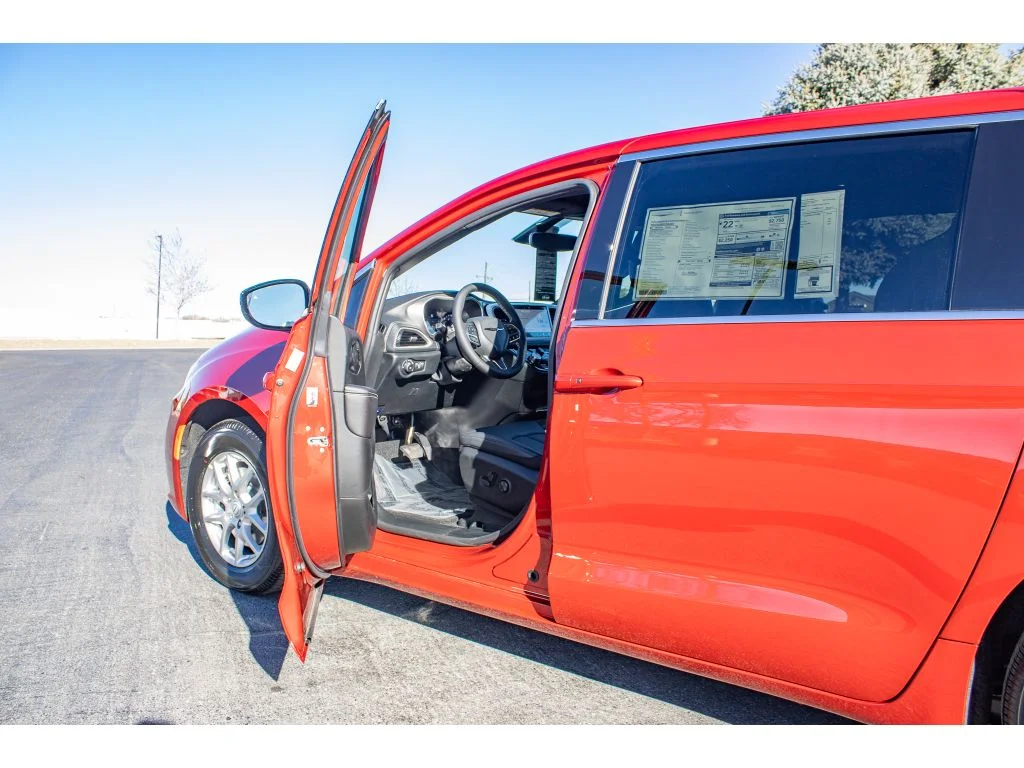 New 2026 Red Hot Pearlcoat Chrysler Select image 13