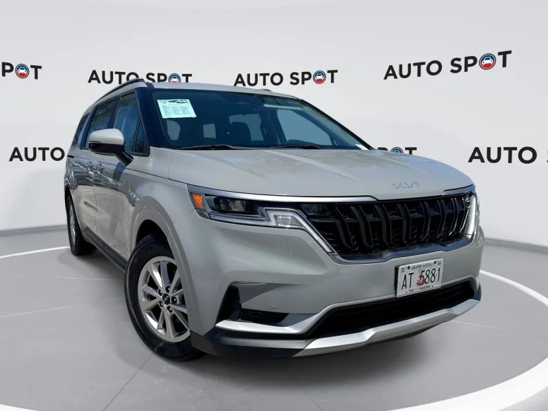 2023 Kia Sedona LX's photo