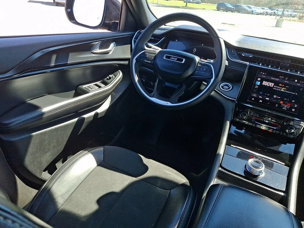 Used 2024 Diamond Black Crystal Pearlcoat Jeep Altitude image 15