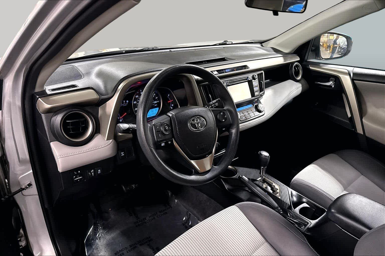 Used 2015 Classic Silver Metallic Toyota XLE image 18
