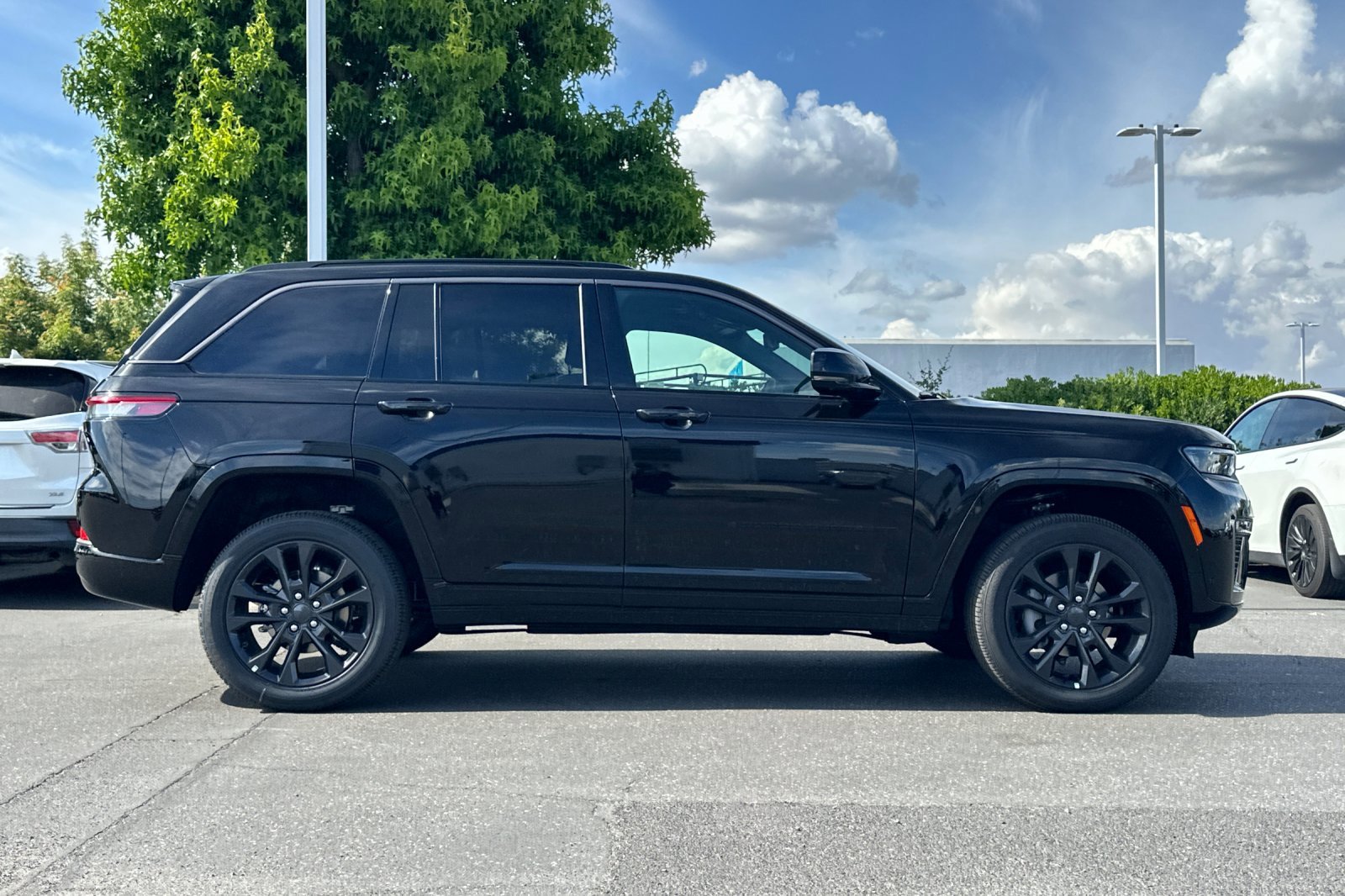 New 2026 Diamond Black Crystal Pearlcoat Jeep Limited Reserve image 3