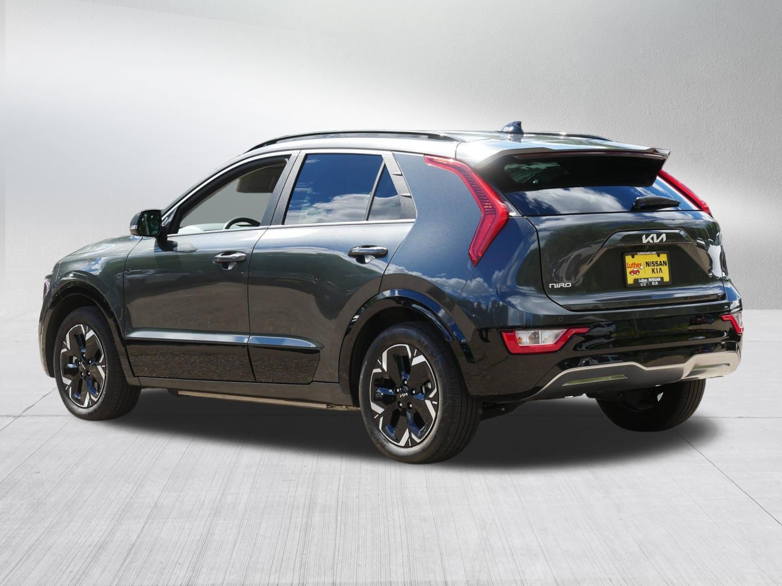 Used 2024 Graphite Gray Kia Wind image 5