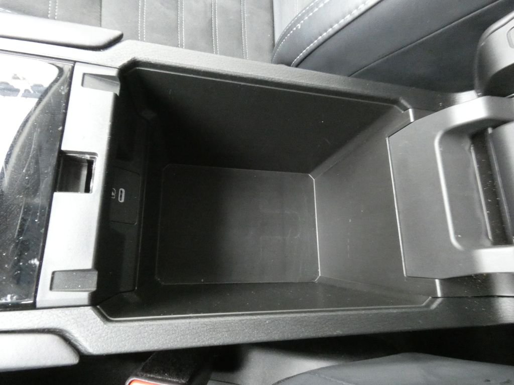 Used 2025 Silver Mitsubishi SE image 33