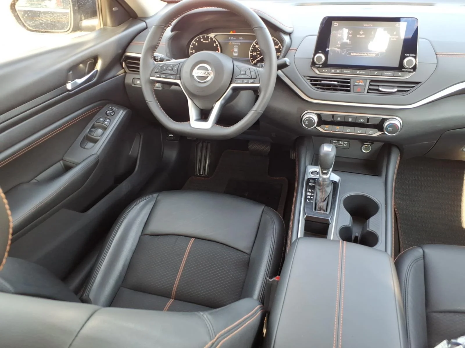 Used 2022 Super Black Nissan 2.5 SR image 4