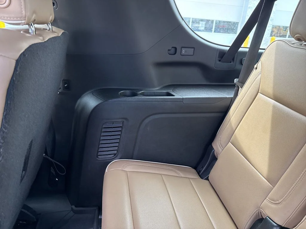 Used 2022 Iridescent Pearl Tricoat Chevrolet Premier image 38