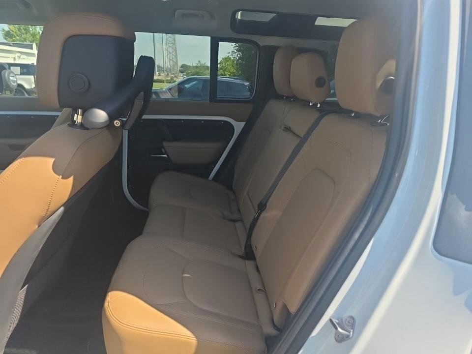 Used 2025 Fuji White Land Rover S image 9