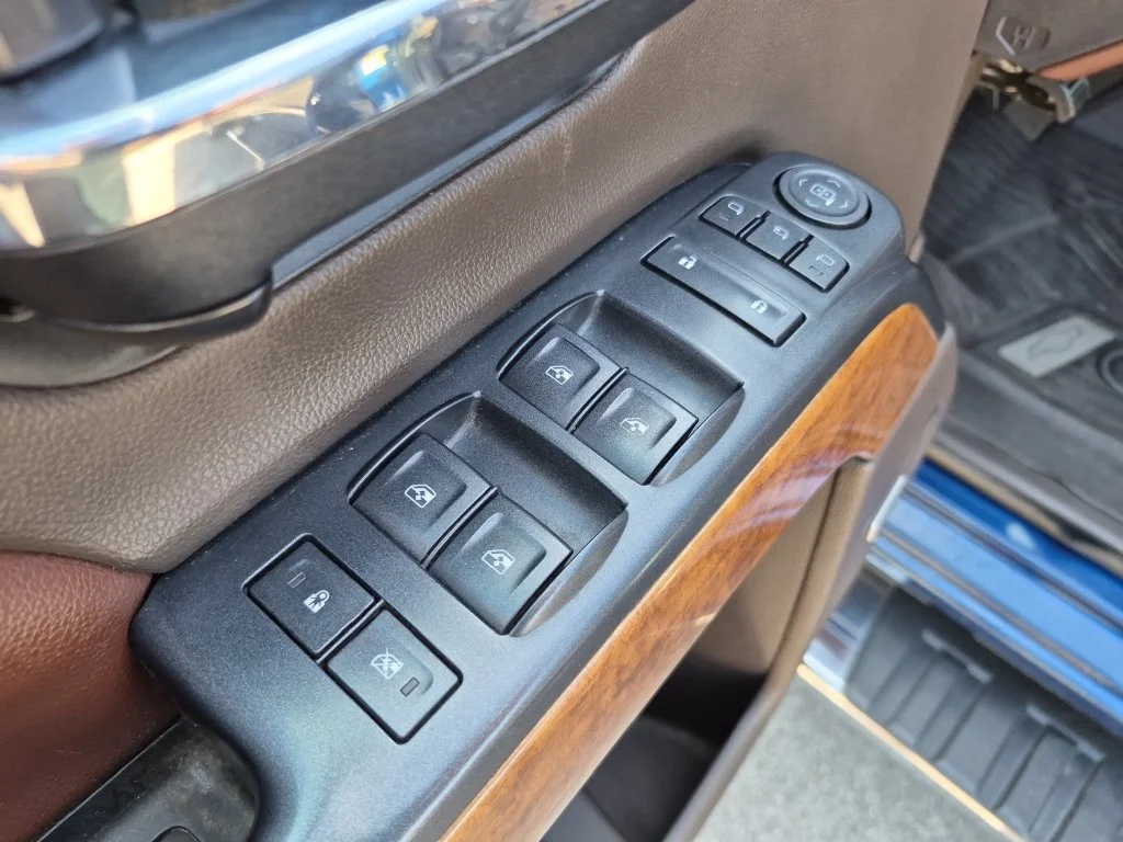 Used 2016 DEEP OCEAN BLUE METALLIC Chevrolet High Country image 17